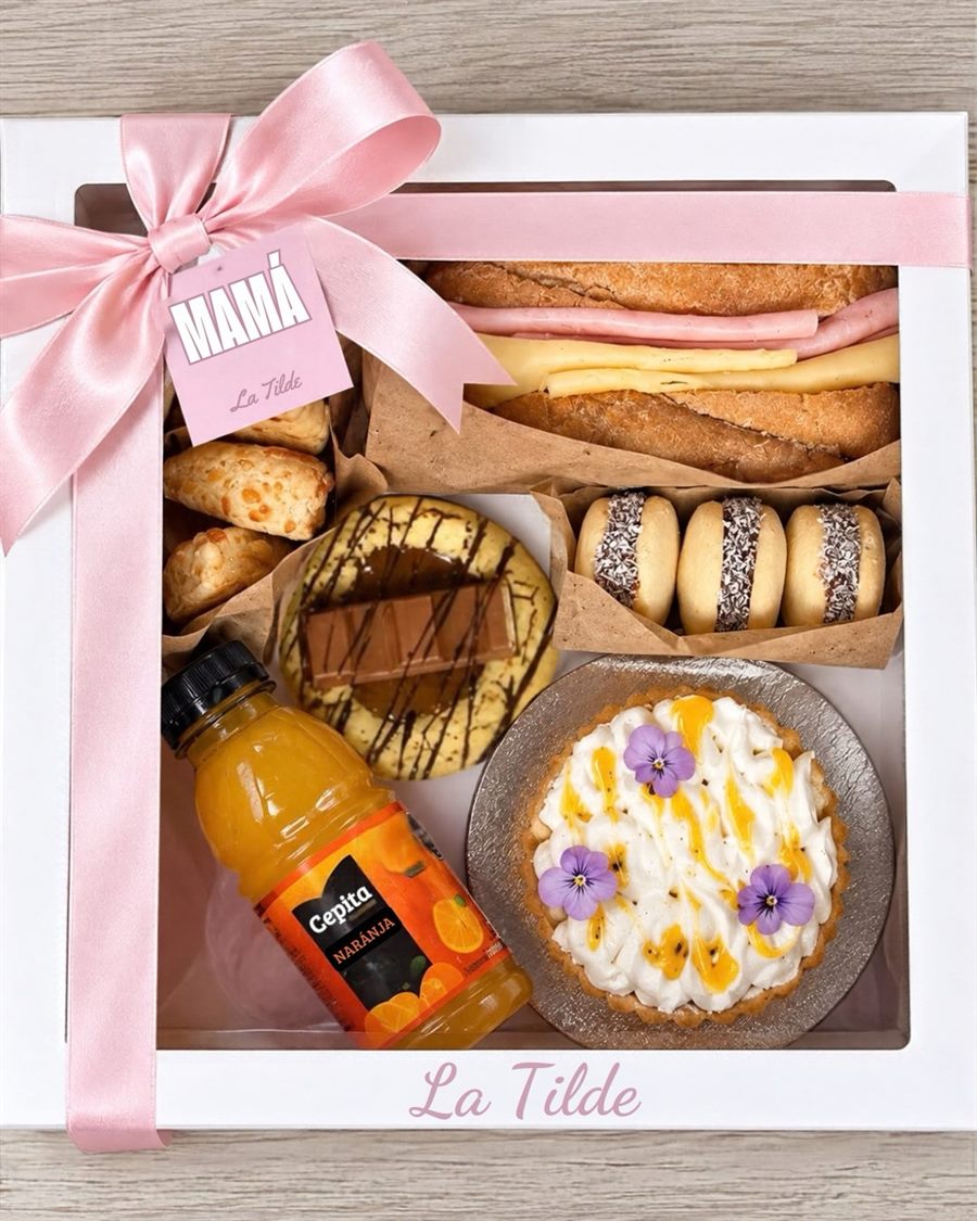 Caja de regalo de La Tilde con moño rosa: sándwich, scons, alfajorcitos, cookie, tarta de maracuyá con flores y jugo.