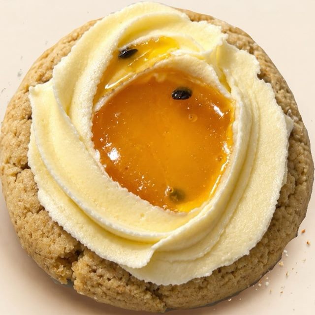 Cookie con frosting de manteca y centro de curd de maracuyá.